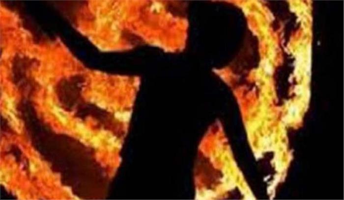 लड़की भगाने के शक में युवक को जिंदा जलाने का प्रयास