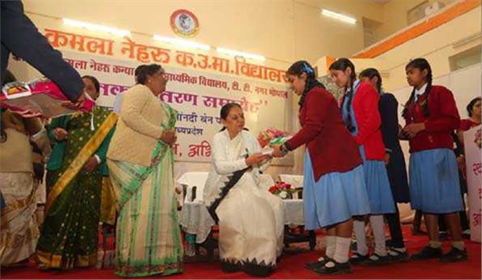 लड़कियों को आत्मनिर्भर बनाने के लिए उन्हे पढ़ाना जरूरी