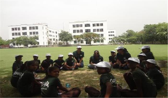 लड़कियों को आत्मनिर्भर बनाने के लिए किया जा रहा है जागरूक