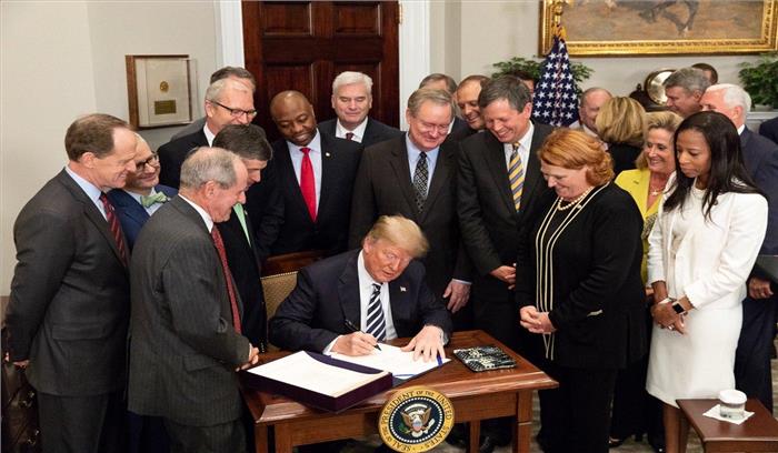 ट्रंप ने वैश्विक आर्थिक मंदी के बाद कठोर हुए कानूनों को किया सरल