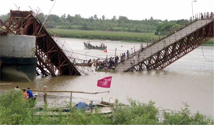 गोवा : पुल हादसे में दो की मौत