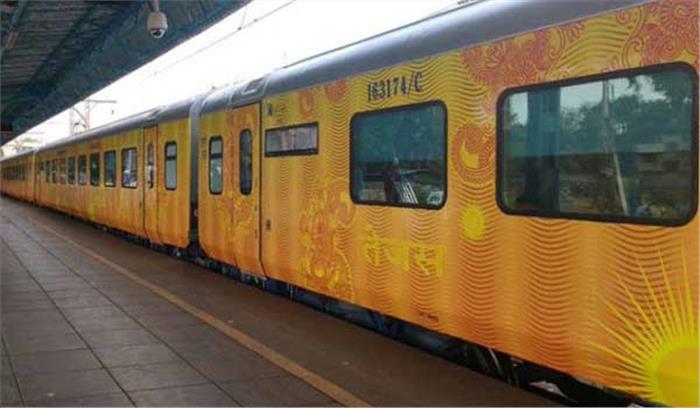 तेजस एक्सप्रेस के 24 यात्री अस्पताल में भर्ती तेजस एक्सप्रेस के 24 यात्री अस्पताल में भर्ती