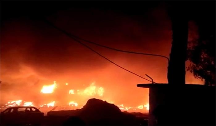 गोकलपुरी टायर बाजार में प्रदर्शनकारियों ने लगाई आग