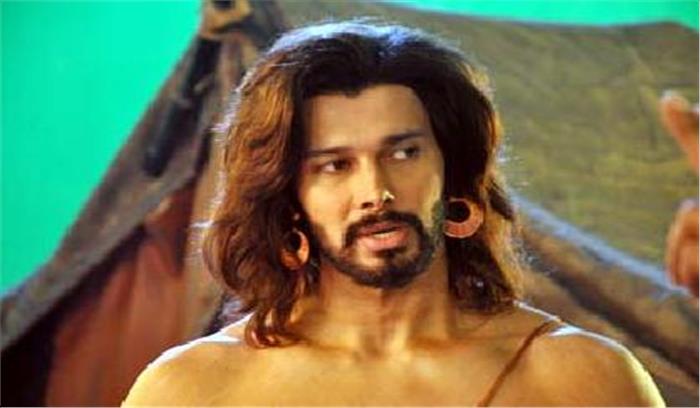 रजनीश दुग्गल का आरंभ लुक जॉन स्नो से प्रेरित