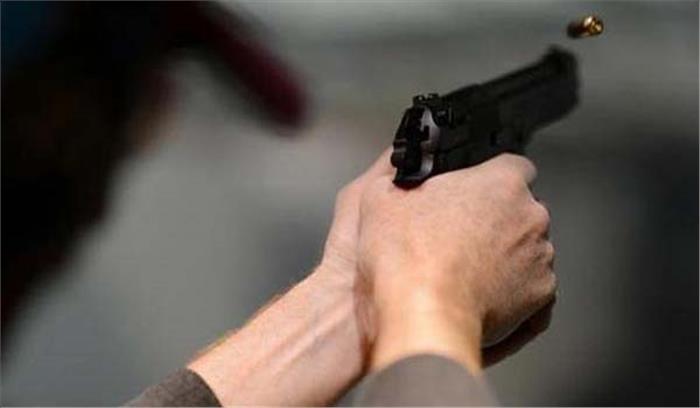 स्वर्ण व्यवसायी को गोली मारकर 5 लाख की लूट