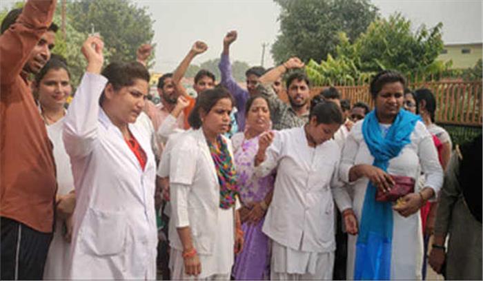 सेवा खत्म होने पर संविदा कर्मियों का प्रदर्शन सेवा खत्म होने पर संविदा कर्मियों का प्रदर्शन