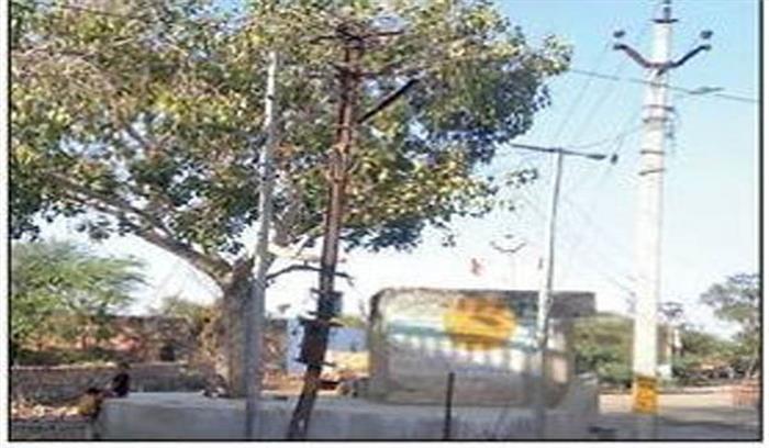 उत्तर प्रदेश : बारिश के दौरान खंभा गिरने से दिव्यांग की मौत उत्तर प्रदेश : बारिश के दौरान खंभा गिरने से दिव्यांग की मौत