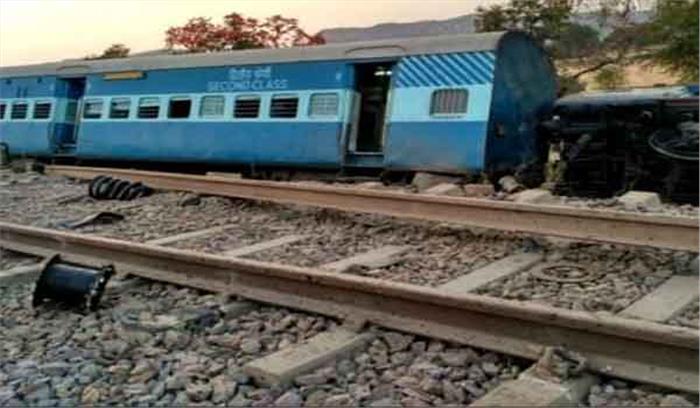 गोन्डवाना एक्सप्रेस का डिब्बा पटरी से उतरा