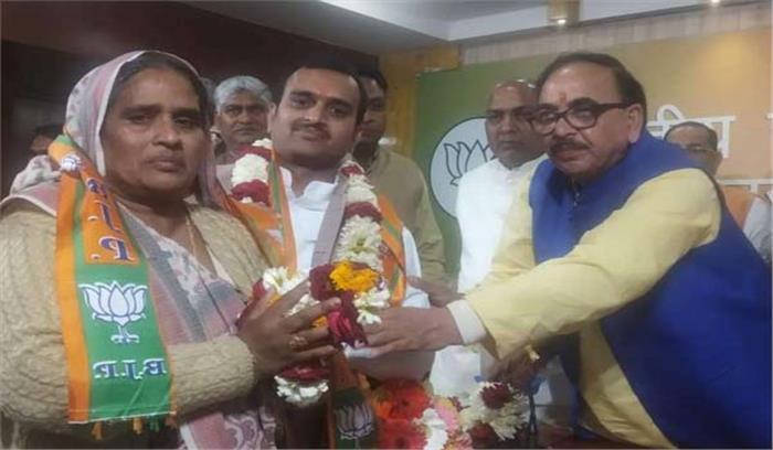 सपा को झटका, पूर्व विधायक राजमती निषाद और अमरेंद्र निषाद भाजपा में शामिल