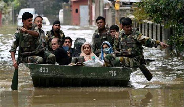 गोरखपुर में बाढ़ में फंसे लोगों को सेना ने बचाया