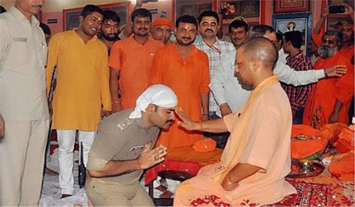 पुलिसकर्मी ने आदित्यनाथ को माला पहना कर किया नमन, विवाद शुरू