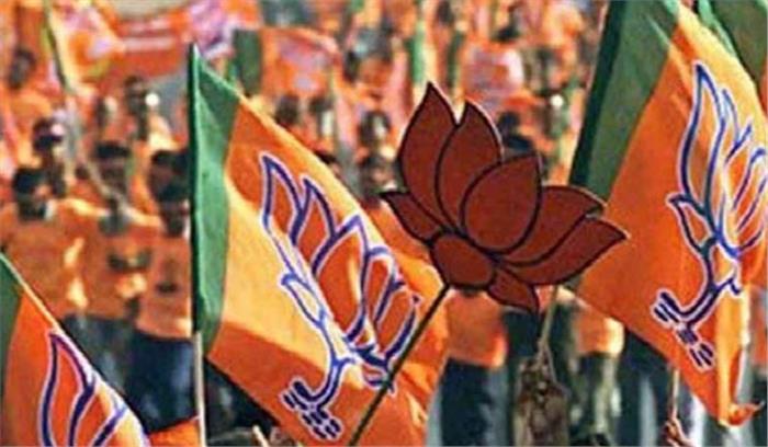 गोरखपुर से बीजेपी के उम्मीदवार आगे