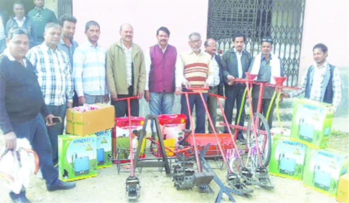 किसानों में कृषि यंत्र वितरित किसानों में कृषि यंत्र वितरित