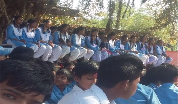 विद्यार्थियों को समारोहपूर्वक दी गई विदाई विद्यार्थियों को समारोहपूर्वक दी गई विदाई