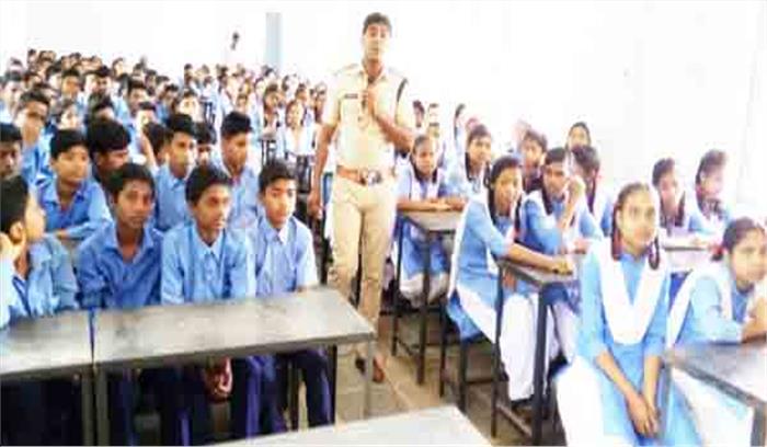 स्कूली बच्चों को साइबर जागरूकता अभियान के तहत दी जानकारी
