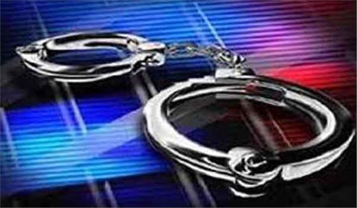 सरकारी दफ्तर में 2 सरकारी कर्मचारियों को शराब पीते गिरफ्तार किया