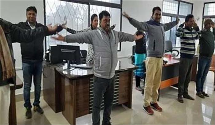 बिहार : एक दफ्तर में अधिकारी, कर्मचारी करते हैं योग