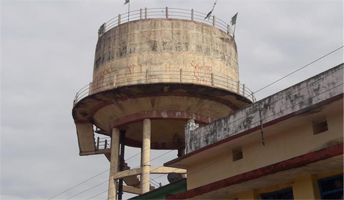 स्कूल की टंकी पर धार्मिक झंडा लगाने की चर्चा जोरों पर