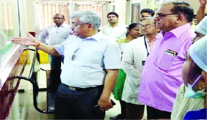 केंद्रीय इस्पात सचिव ने किया जिला चिकित्सालय का निरीक्षण