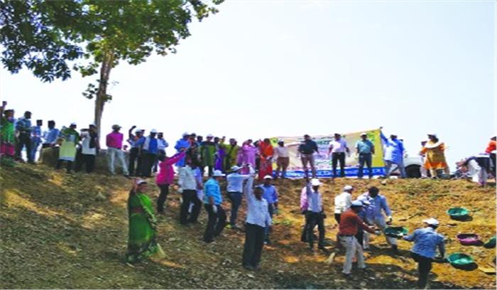 सामूहिक श्रमदान कर की तालाब की सफाई