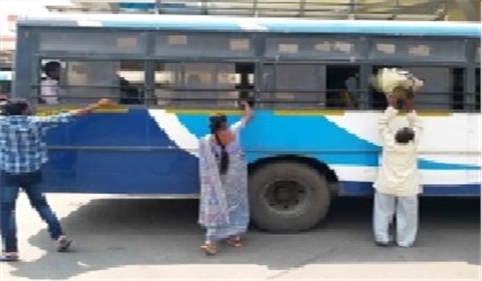 उप्र में बस सेवा शुरू, बच्चों से मिलने के लिए पिता बेताब