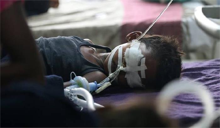 फर्रुखाबाद: बच्चों की मौत पर डीएम को हटाया, हत्या की रिपोर्ट दर्ज