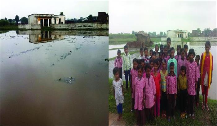 चारों तरफ  भरा पानी, कैसे पहुंचे स्कूल