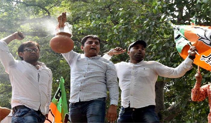 वामपंथ के पुतले की अर्थी निकालकर भाजपा कार्यकर्ताओं ने किया केरल हिंसा का विरोध