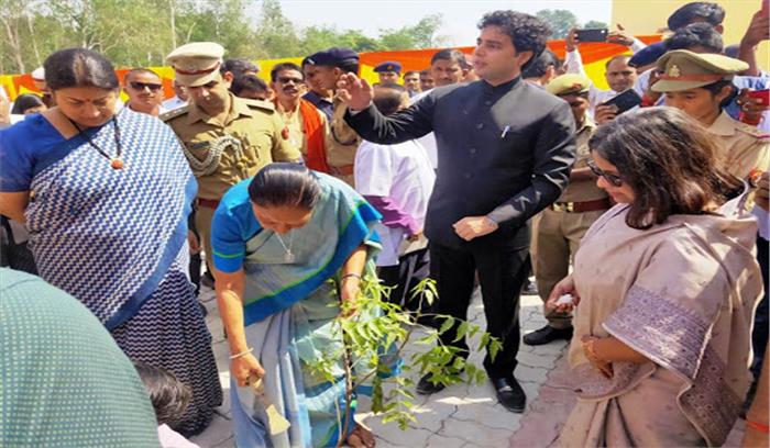 राज्यपाल आनंदीबेन और स्मृति ने किया संयुक्त जिला अस्पताल का निरीक्षण