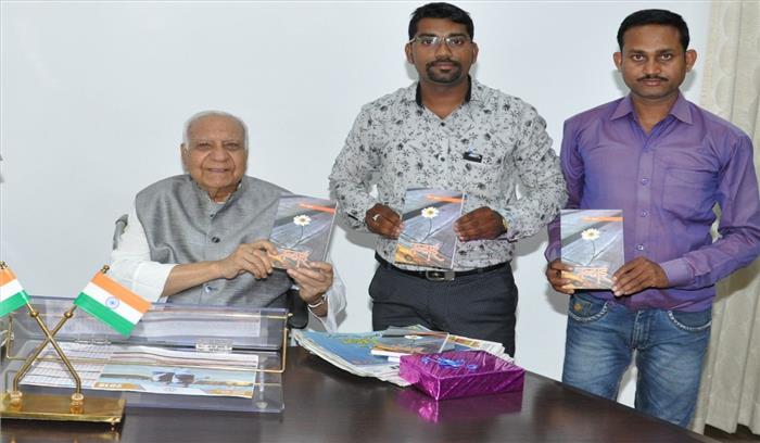 राज्यपाल ने किया सुकुमार के गजल संग्रह तन्हाई का विमोचन किया 