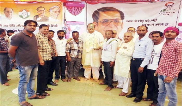 कांग्रेस कार्यकर्ताओं का होली मिलन समारोह