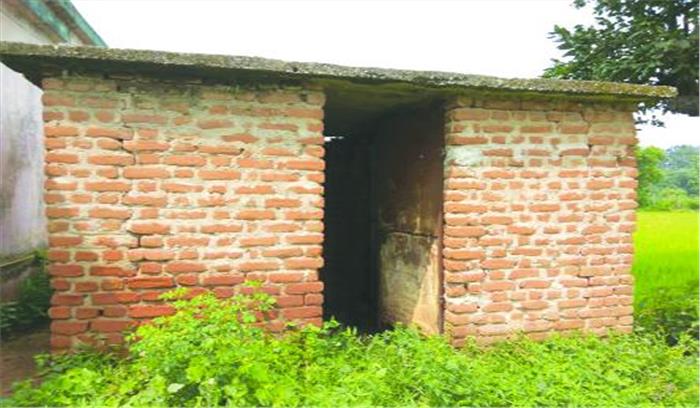 स्कूल में शौचालय नहीं, छात्र-छात्राएं व शिक्षक परेशान