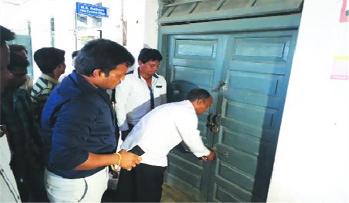 शौचालय निर्माण में अनियमितता का आरोप