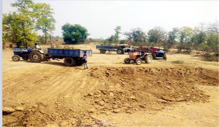 करोड़ों की सड़क पर अवैध उत्खनन कर खपाया जा रहा मुरूम