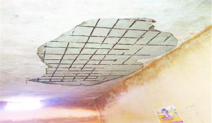 प्लास्टर गिरने से आंगनबाड़ी के 4 बच्चे व ग्रामीण गंभीर