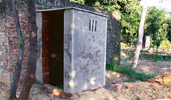 सीईओ पर एफआईआर कराने पहुंचे ग्रामीण