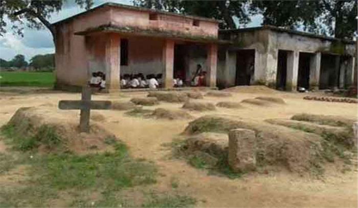 कब्रिस्तान में स्कूल, डर से पढ़ने नहीं आते बच्चे