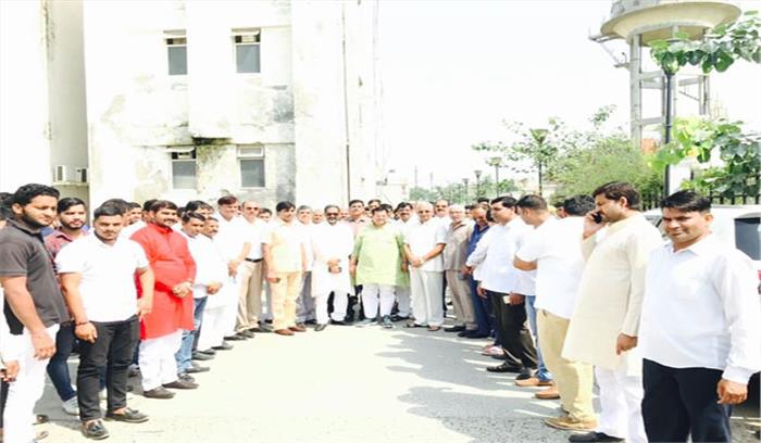 दरोगा की दबंगई के खिलाफ सर्वदलीय प्रतिनिधि एसएसपी से मिला