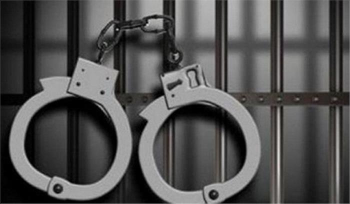 ग्रेटर नोएडा : दोहरे हत्याकांड में दो गिरफ्तार, कैश, मोबाइल और चाकू बरामद