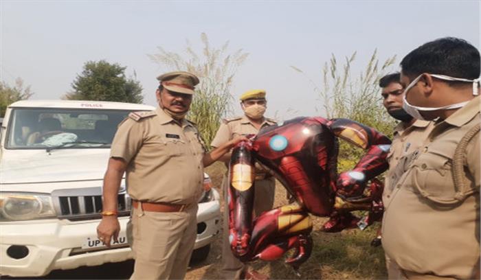 ग्रेटर नोएडा : हवा में आयरनमैन देख लोगों के उड़े होश, बाद में निकला गुब्बारा