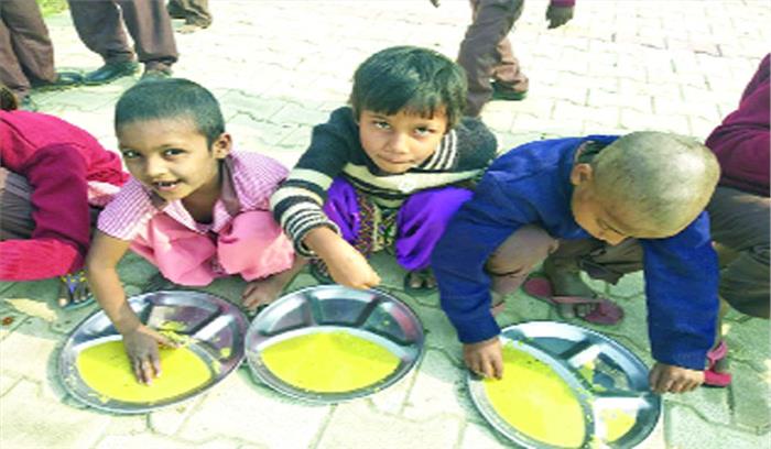 मिड-डे मील में बच्चों को मिली घटिया खिचड़ी, होगी कार्रवाई