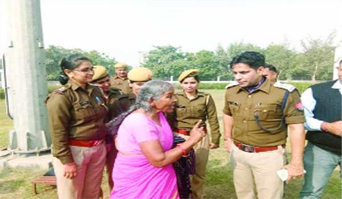 पुलिस की बुद्धि-शुद्धि के लिए महिला ने एसएसपी ऑफिस में किया हवन