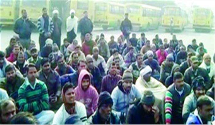 पुलिस की कार्यप्राणाली के खिलाफ रोड़वेज कर्मियों ने डिपो में दिया धरना