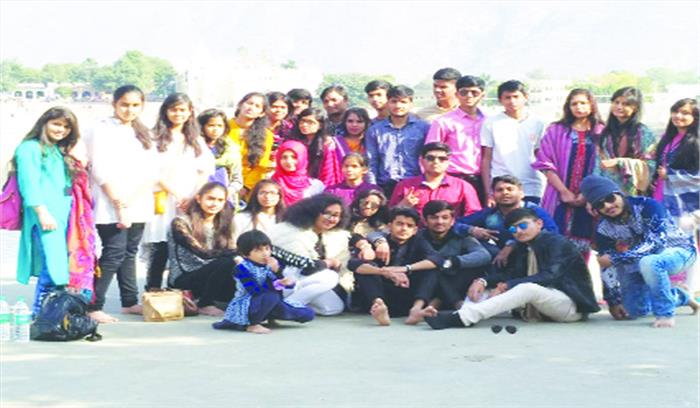 ताजमहल देख बच्चे हुए रोमांचित ताजमहल देख बच्चे हुए रोमांचित