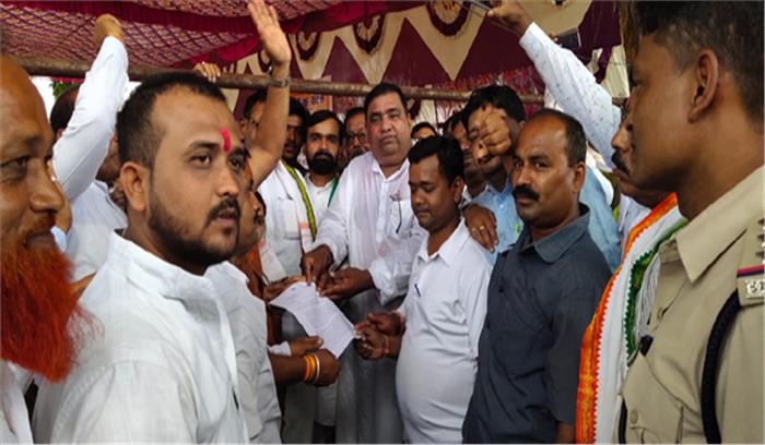 पीडीएस कोटे में कटौती के विरोध में कांग्रेस का प्रदर्शन पीडीएस कोटे में कटौती के विरोध में कांग्रेस का प्रदर्शन