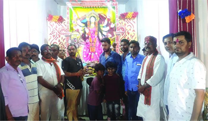 विभिन्न पंडालो मे पहुंच विधायक ने किए देवी के दर्शन