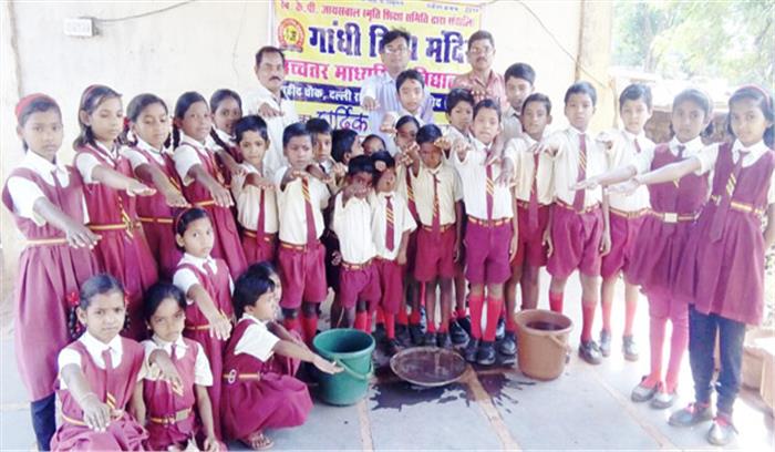 पशु-पक्षियों को दाना देने बच्चों ने ली शपथ