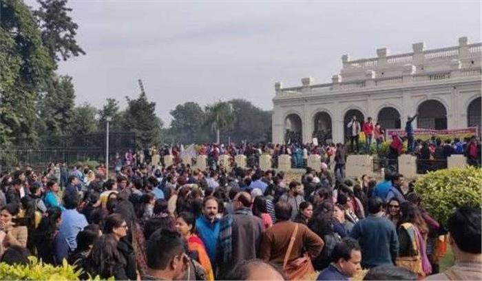 डीयू कुलपति से वार्ता विफल, शिक्षकों का आंदोलन जारी डीयू कुलपति से वार्ता विफल, शिक्षकों का आंदोलन जारी