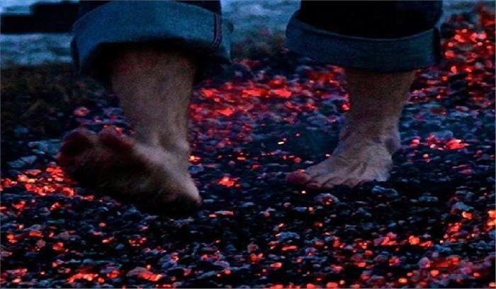 अंगारों पर चल कर अपने नाम किया गिनीज वर्ल्ड रिकार्ड