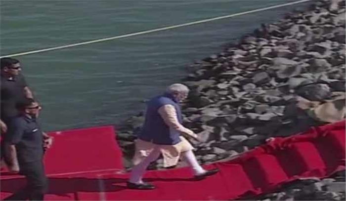 पीएम मोदी ने पहली बार सी-प्लेन से किया प्रचार